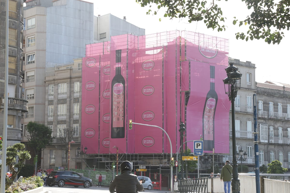 Publicidad exterior – Rectoral de Amandi People and Brand. Agencia de Marketing, Publicidad y Comunicación